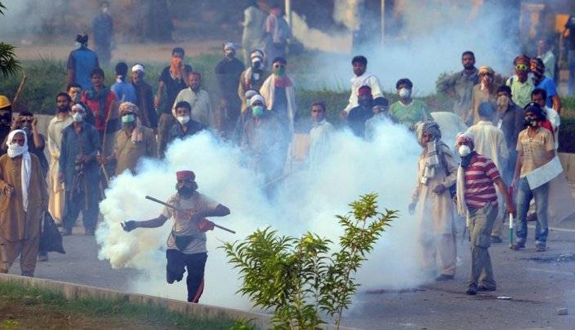 باكستان: معارضون يرشقون الشرطة بالحجارة... وردّ بالغاز المسيل للدموع
