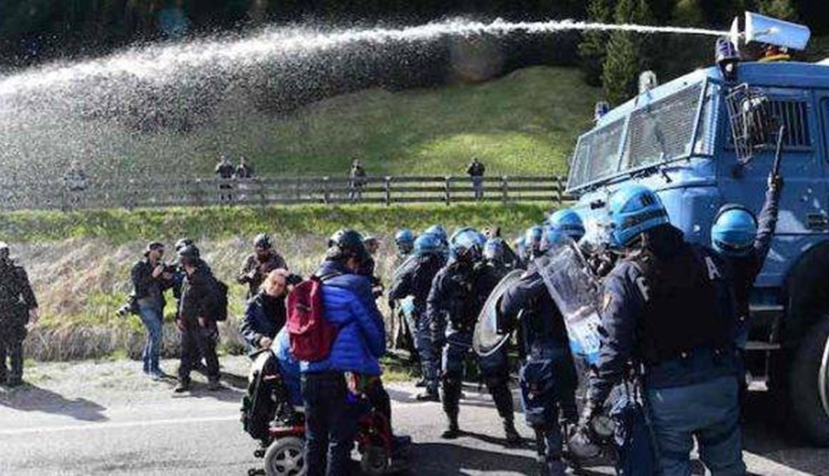 عناصر شرطة إيطاليون عذّبوا مهاجرين: صعقٌ بالهراوة الكهربائية وضغطٌ بكماشة على الخصيتين
