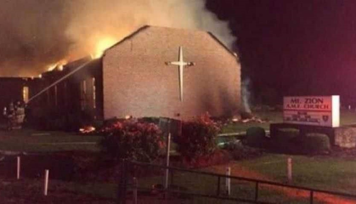 حريق الكنيسة "أضرم بصورة متعمدة"... تفحمت الجدران المكتوب عليها "صوّتوا لترامب"