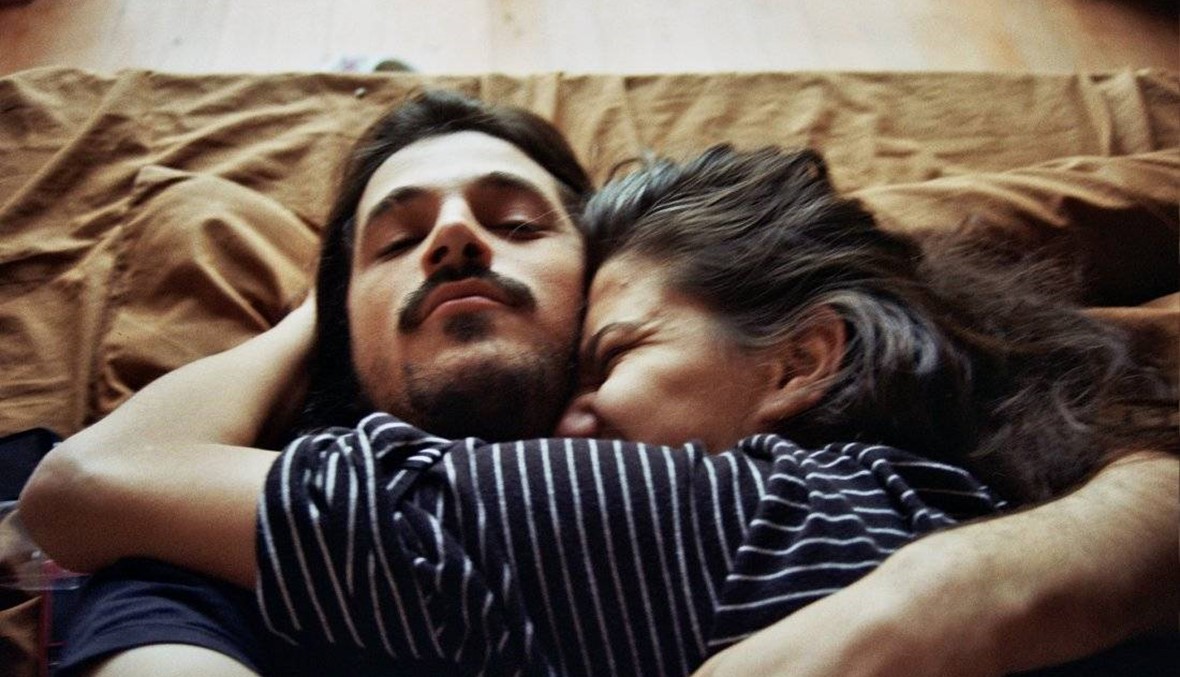 ما علاقة وضعية النوم إلى جانب الشريك بطبيعة العلاقة الزوجية؟