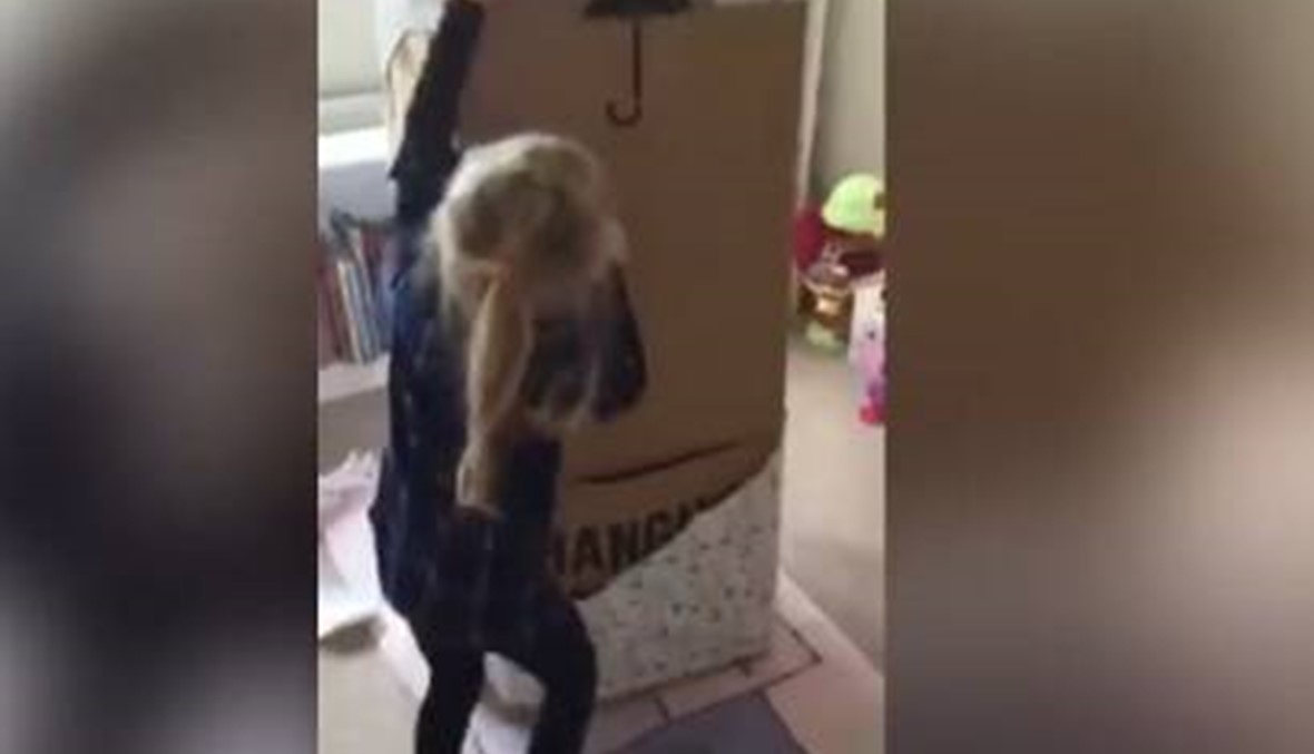 بالفيديو: بعد شهري غياب... هكذا فاجأ الوالد ابنته في عيدها!