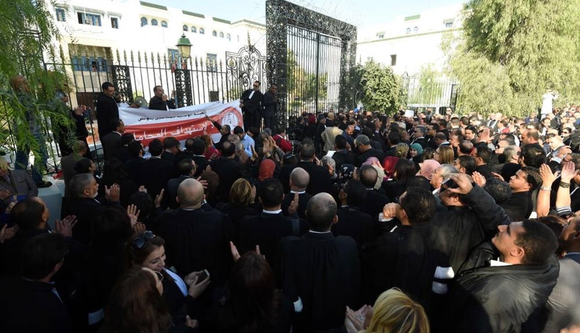 المحامون احتشدوا في ساحة باردو... تظاهرة ضد مشروع موازنة 2017 بتونس