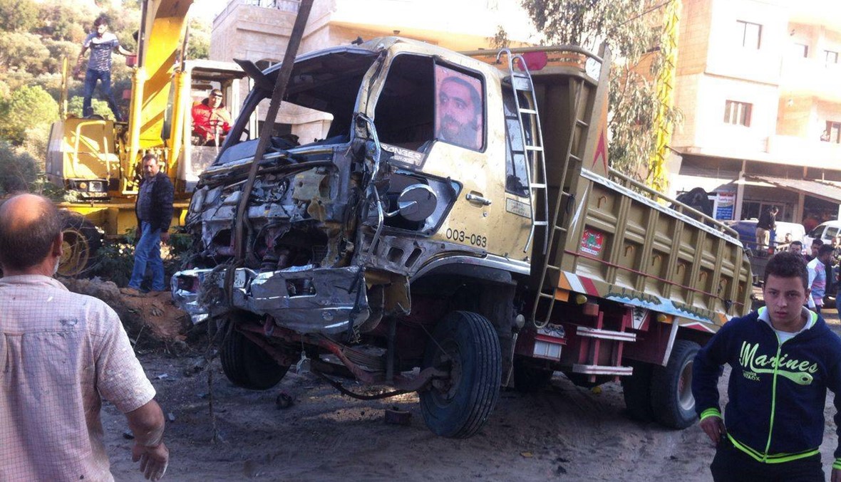 بالصور: على طريق عام برقايل... الشاحنة انحرفت وارتطمت بعدد من السيارات