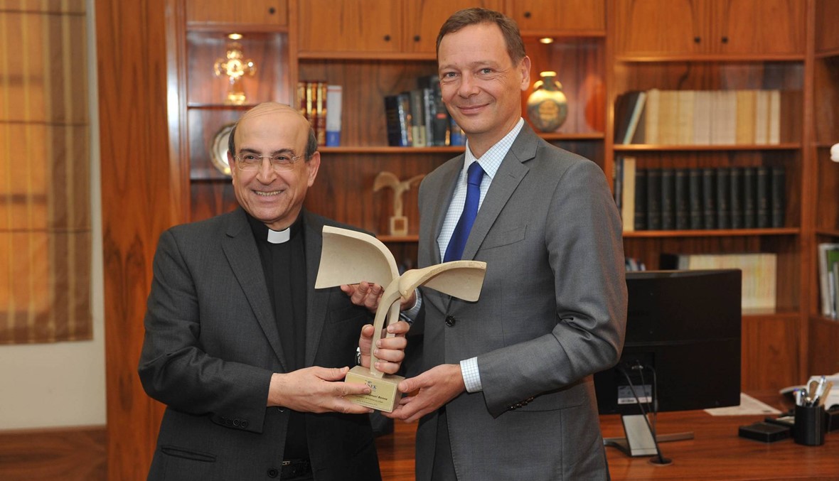 السفير الفرنسي ايمانويل بون زار جامعة الروح القدس
