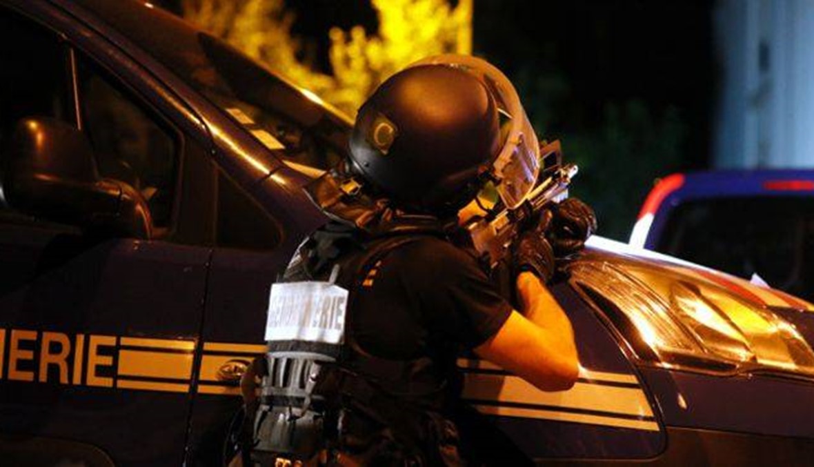باريس: لصّ مسلّح احتجز سبعة أشخاص في وكالة سفر