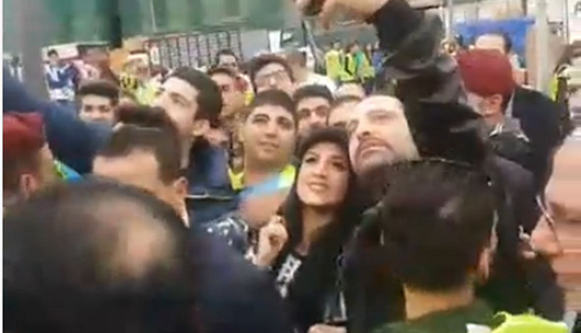 بالفيديو: الحريري في ساحة الشهداء... "سِلفي" مع الحشد