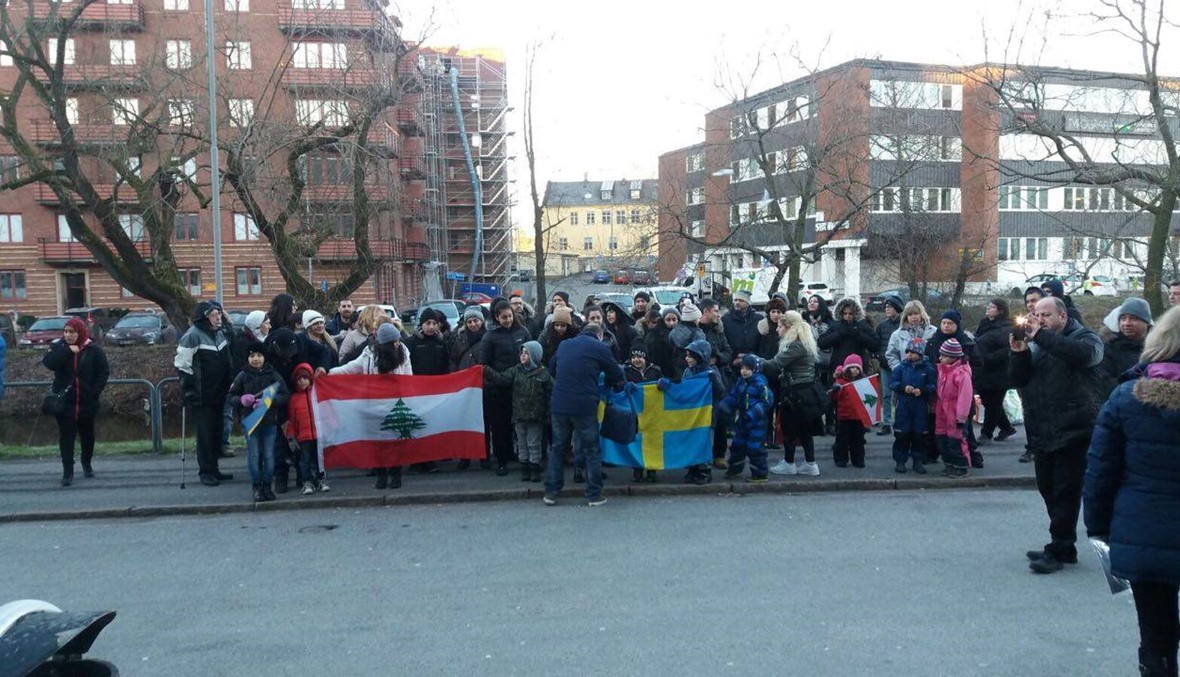 بالصور- لبنانيون في السويد يتظاهرون أمام دائرة الهجرة: لا للشارع