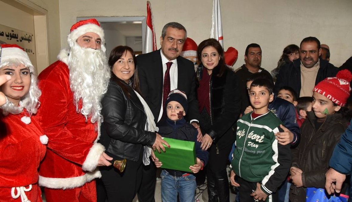 بالصور: "القوات" أحيت الميلاد في منيارة... بابا نويل وزّع الهدايا على الأولاد
