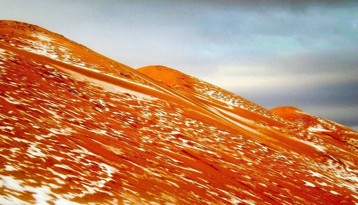 بالصور: ظاهرة فريدة من نوعها... الثلج يغطي رمال الصحراء في الجزائر!