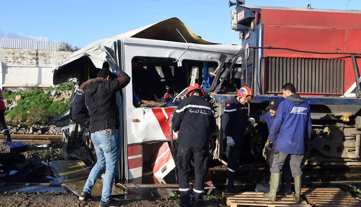 بالصور: الصدمة قسمت الحافلة جزءين... 5 قتلى وعشرات الجرحى في تونس