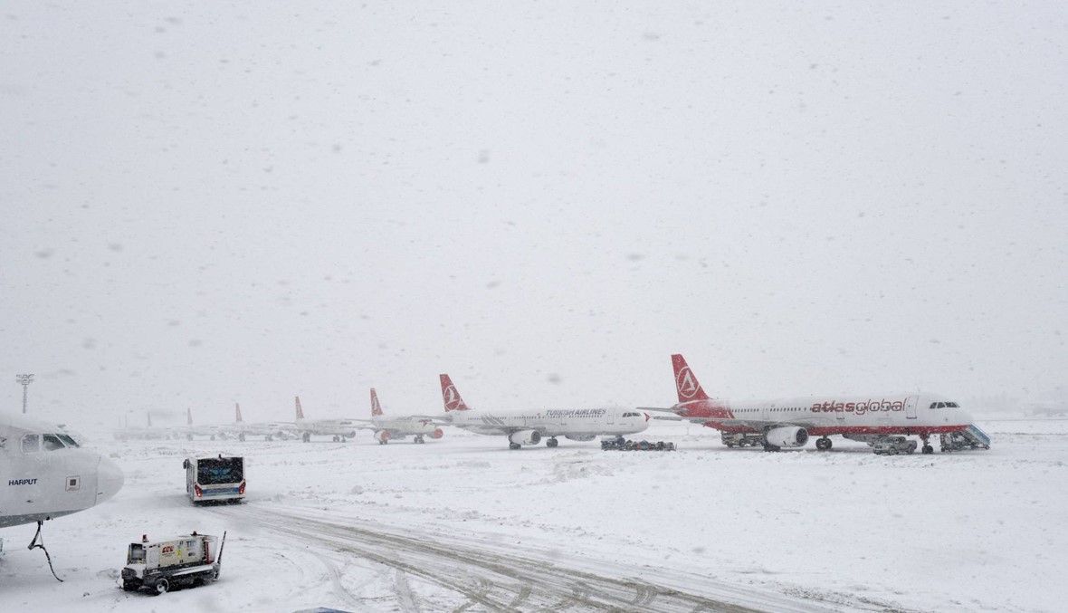 الثلوج تشلّ اسطنبول... إلغاء مئات الرحلات وتأخير آلاف المسافرين (صور)
