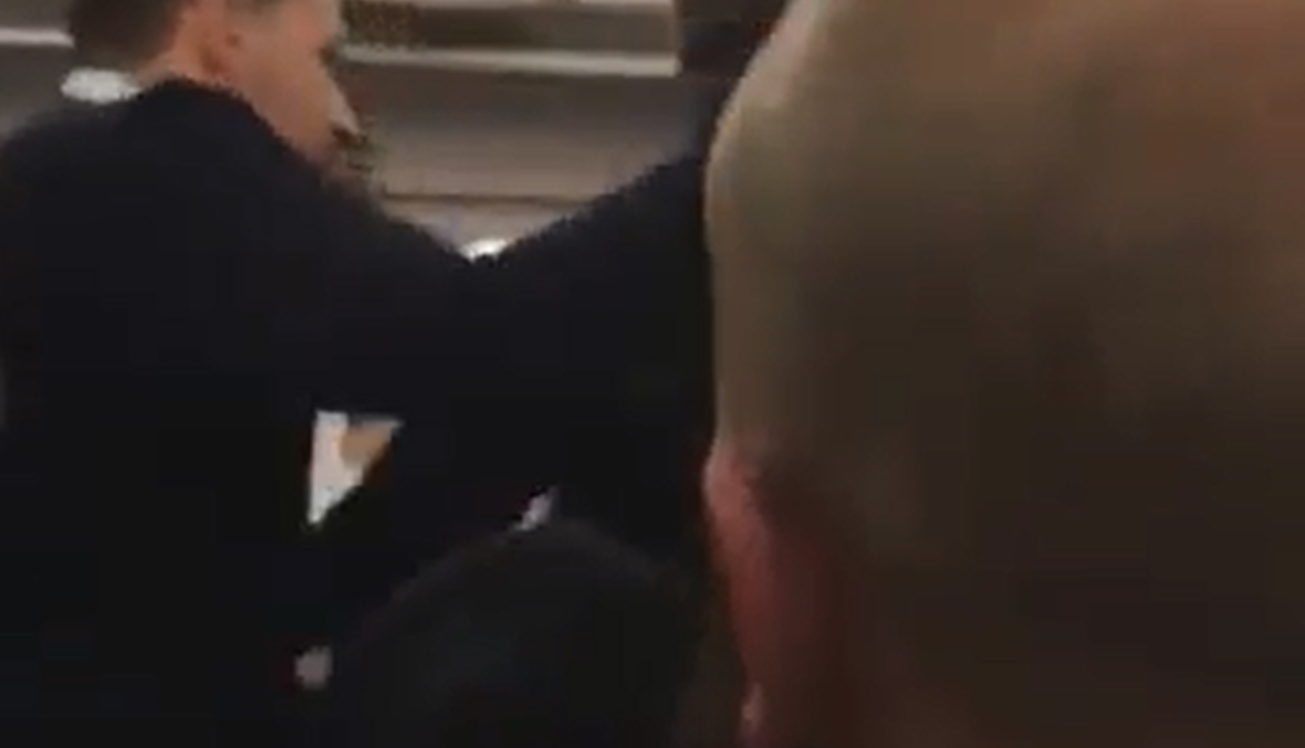 بالفيديو... اشكال وتضارب على متن طائرة لـ"الشرق الاوسط"