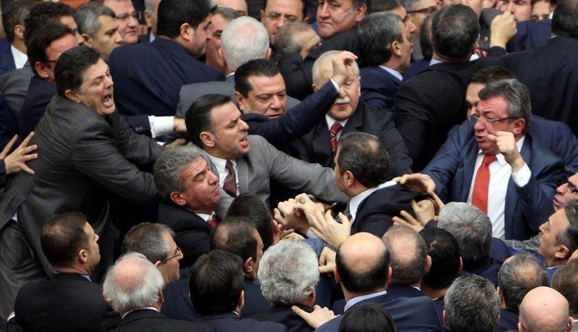 بالفيديو: عراك بين نواب اتراك... توسيع صلاحيات اردوغان يشعل البرلمان