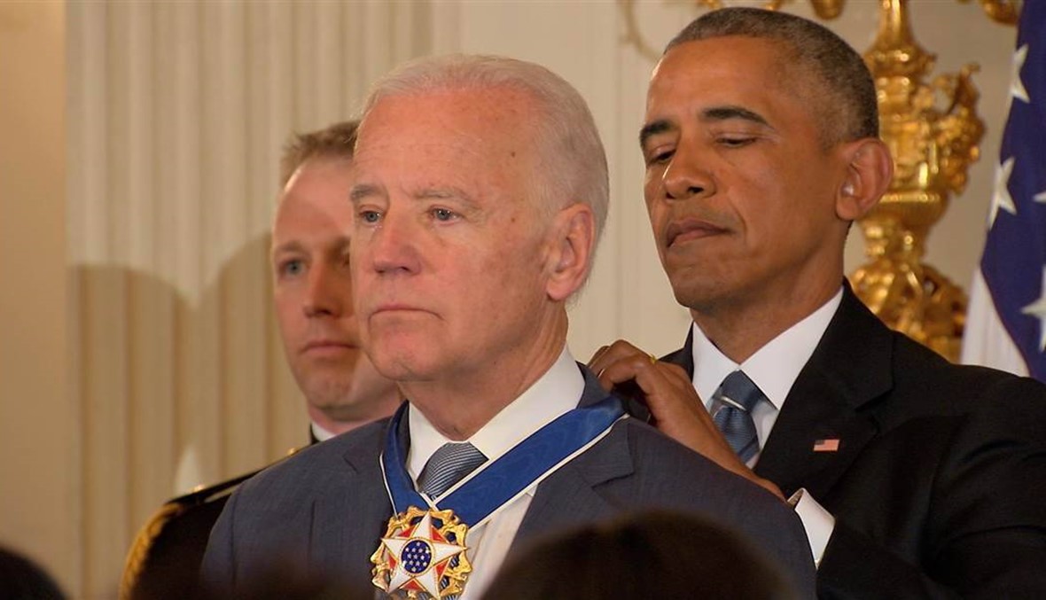 أوباما يفاجئ نائبه بايدن بمنحه وسام الحرية الرئاسي