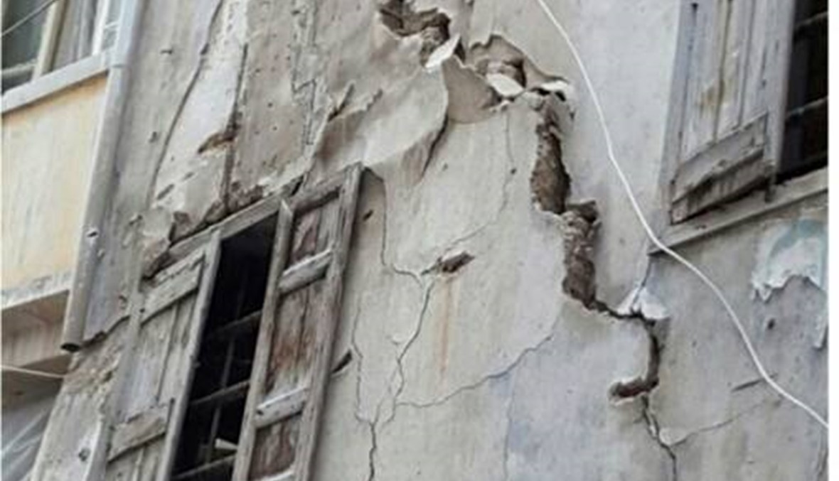 بالصور - مبنى في طرابلس آيل للسقوط والأهالي: هل ينتظرون سقوط الضحايا؟