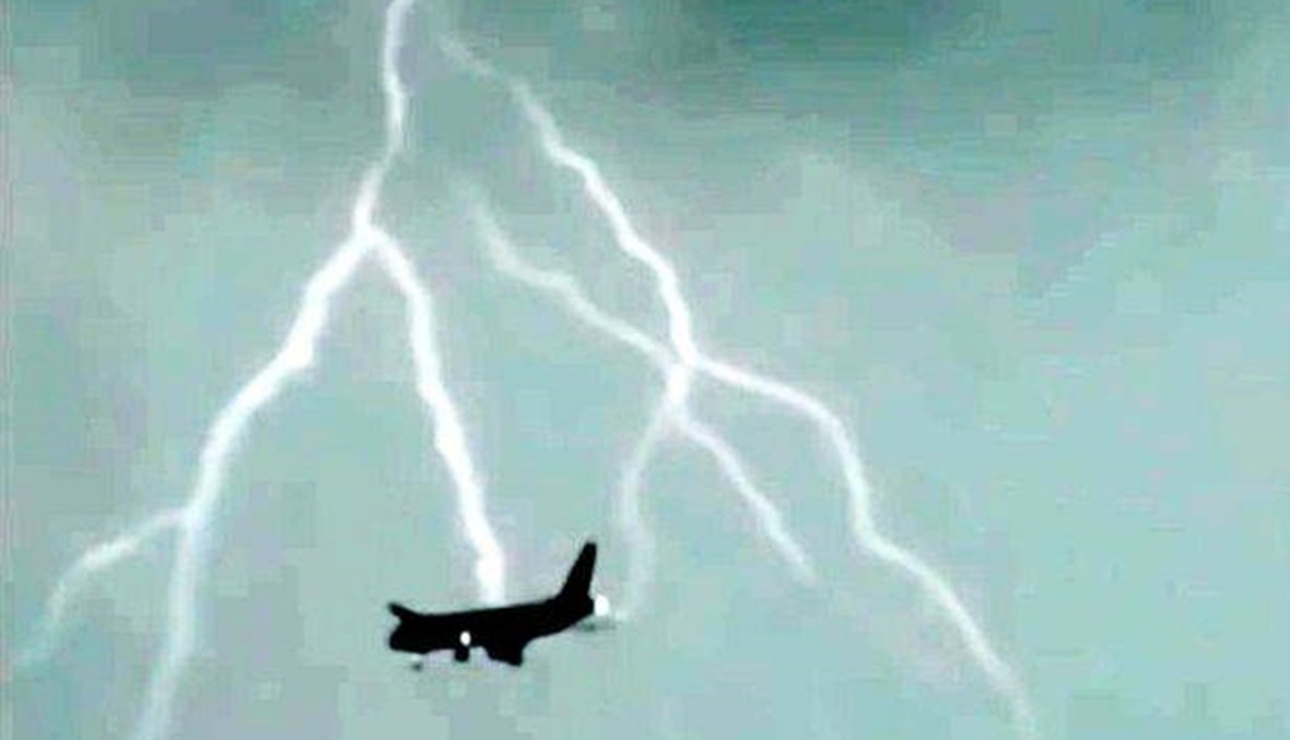 بالفيديو- العناية الالهية تنقذ طائرة من صاعقة