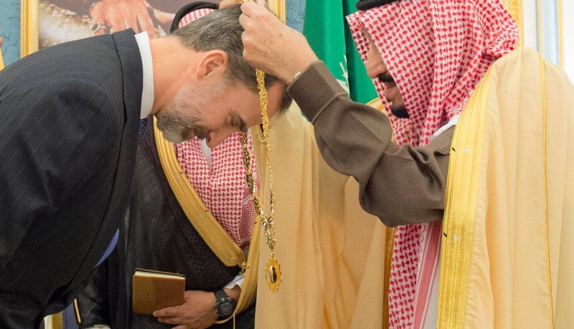 العاهل الاسباني في قصر اليمامة: وسام من الملك السعودي... وصفقة لبيع طرادات