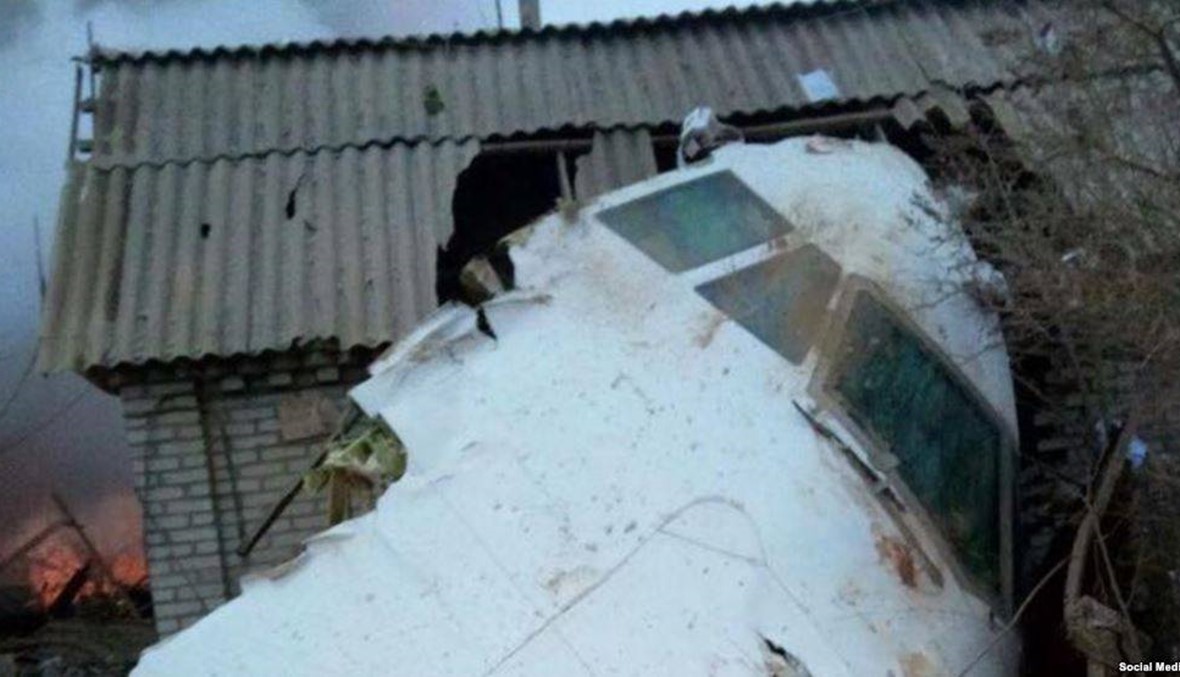 بالصور - طائرة تحطمت فوق منازل في قرغيزستان... مقتل عائلات بكاملها