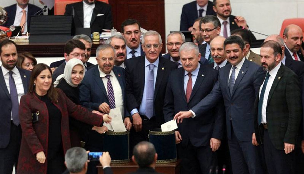 البرلمان التركي يقترب خطوة من تعزيز صلاحيات أردوغان