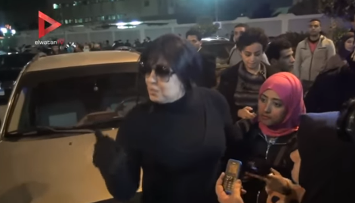 بالفيديو: فيفي عبده تثير البلبلة في عزاء كريمة مختار