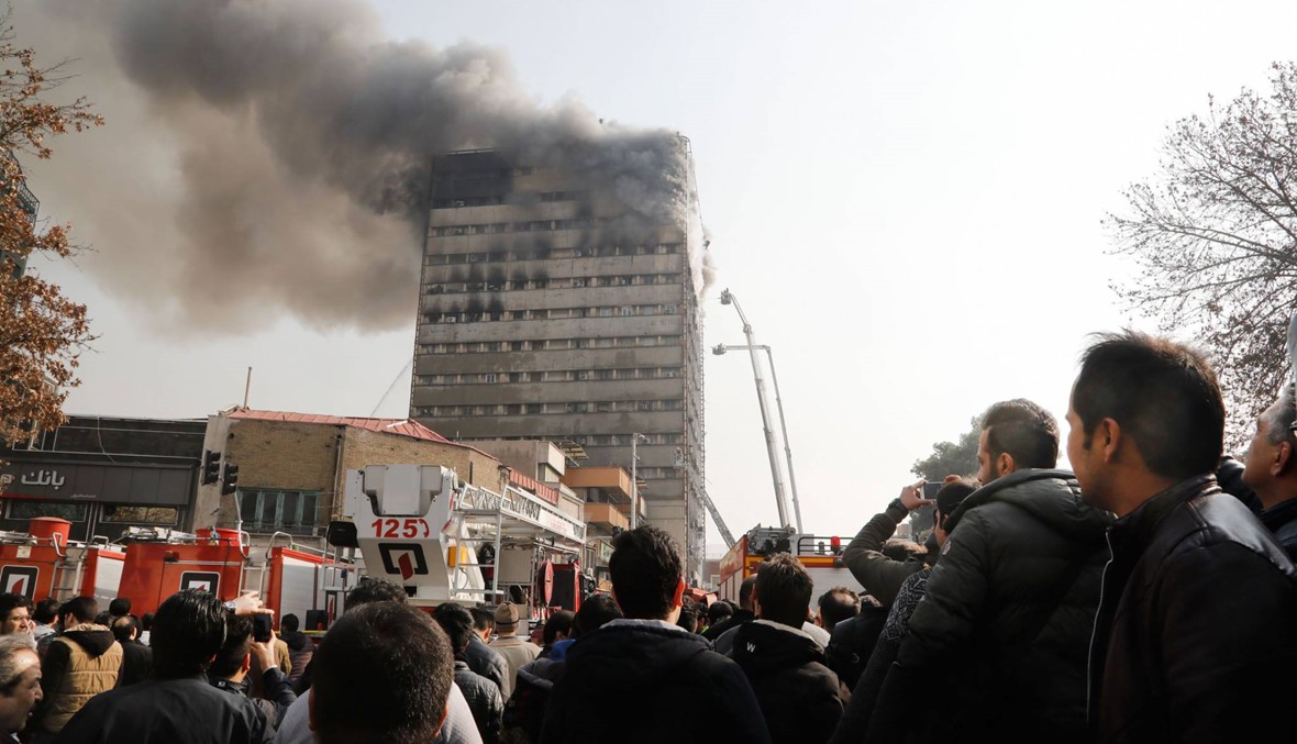 بالفيديو والصور: اندلعت النار... لحظة انهيار مبنى من 15 طبقة في طهران