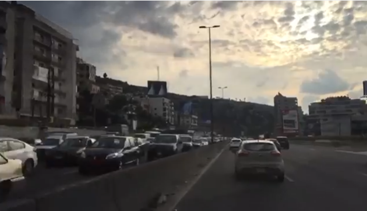 بالفيديو: لعنة الاحتجاز ساعات داخل السيارات... ماذا يجري على أوتوستراد ⁧‫جونية‬⁩؟