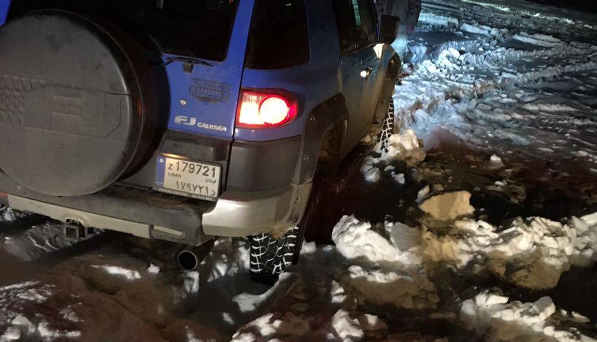 الدفاع المدني انقذ ركاب 3 سيارات احتجزتهم الثلوج في جرود صنين