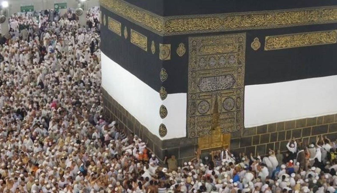 حاول إشعال نفسه بالبنزين داخل الحرم المكي... الشرطة السعودية تصرّفت