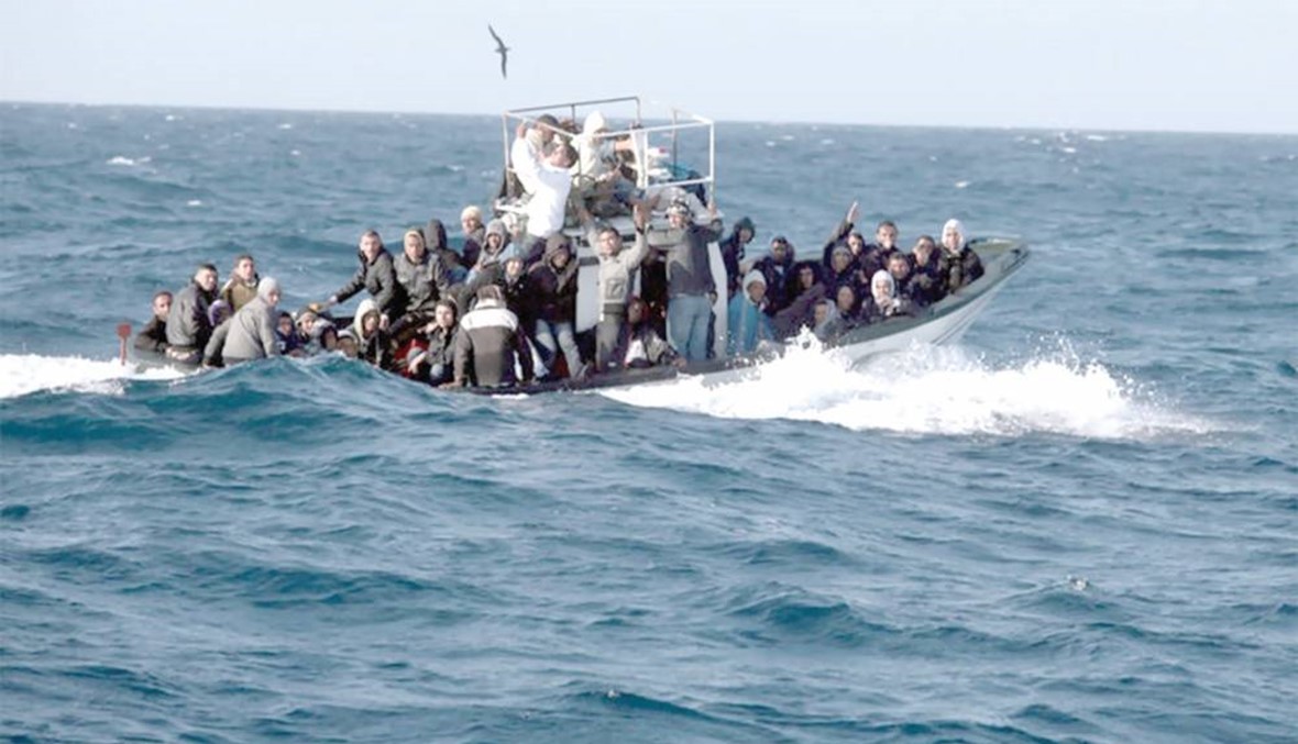 على القارب 43 رجلاً و20 امرأة و26 قاصراً... اعتقال روسيَيْن يُشتبه في أنهما المهرّبان