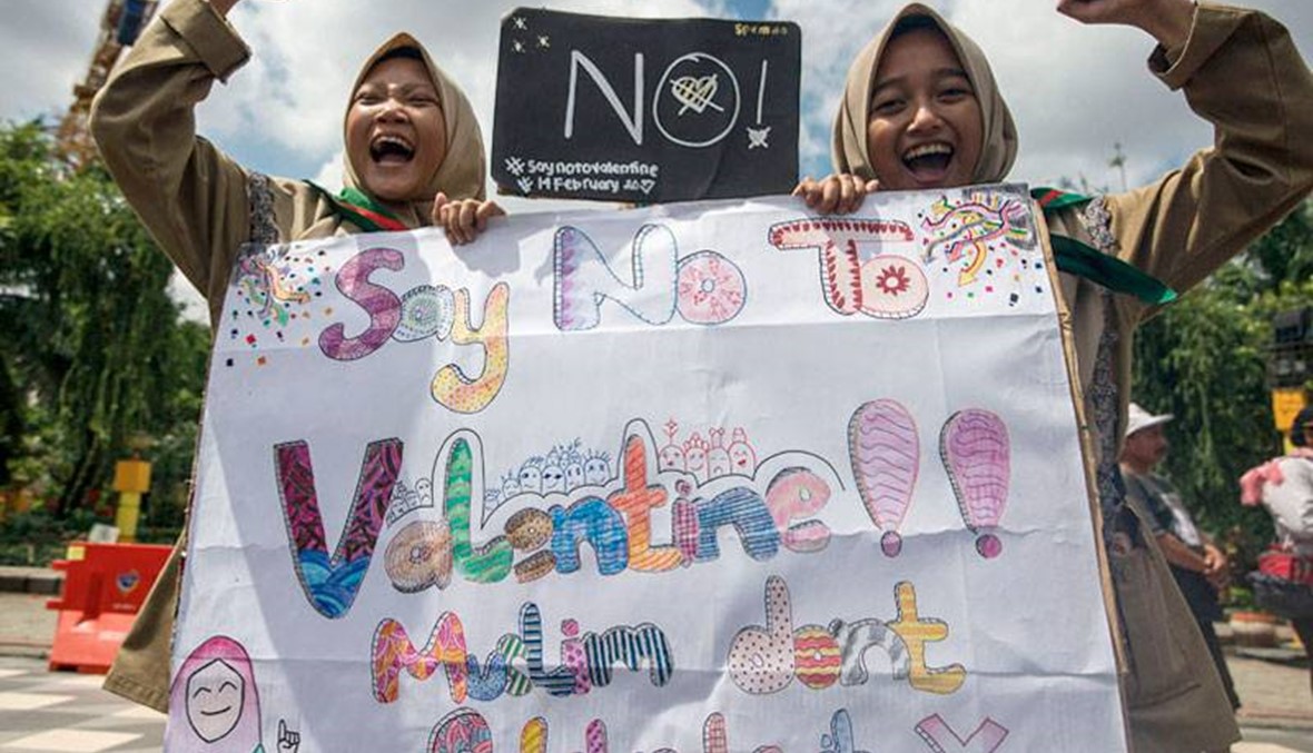 تظاهرة لطالبات في إندونيسيا ضد الاحتفال بعيد الحب