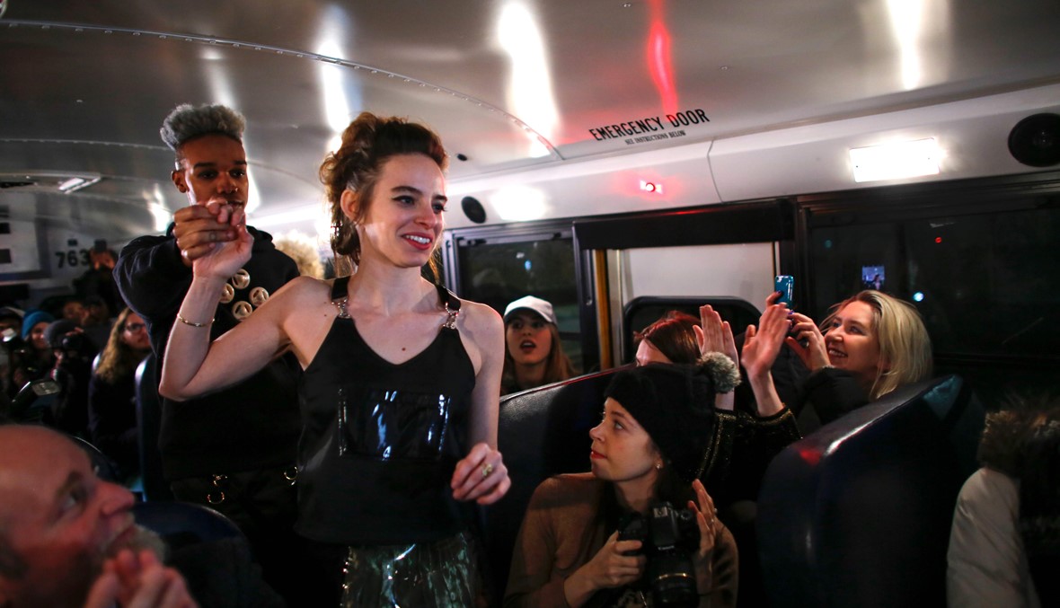 في نيويورك ... عرض ازياء في حافلة مدرسية (صور)