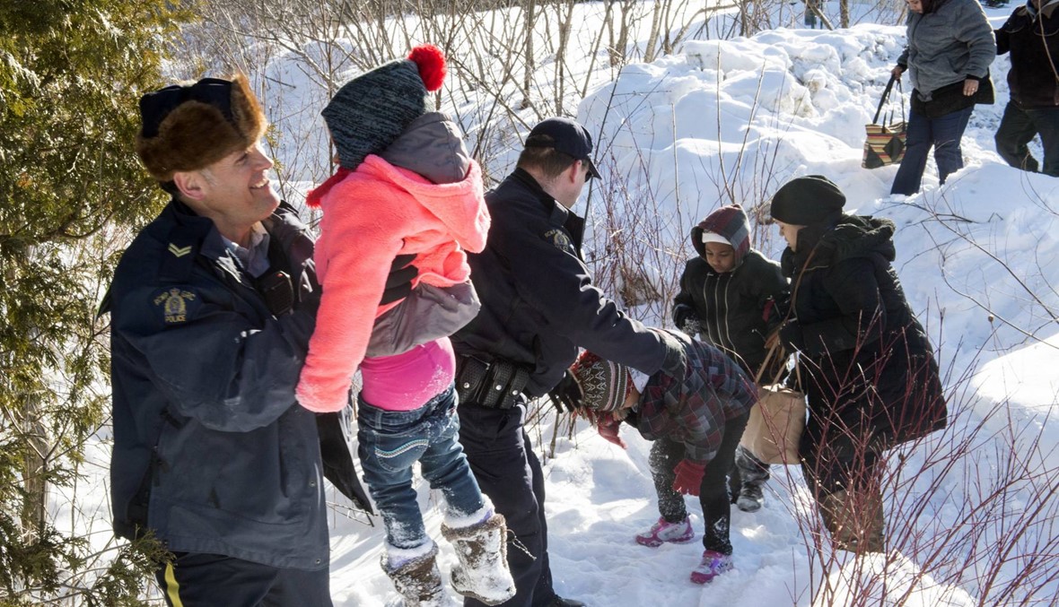 نحو 20 مهاجرا فروا من الولايات المتحدة يعبرون الحدود إلى كندا