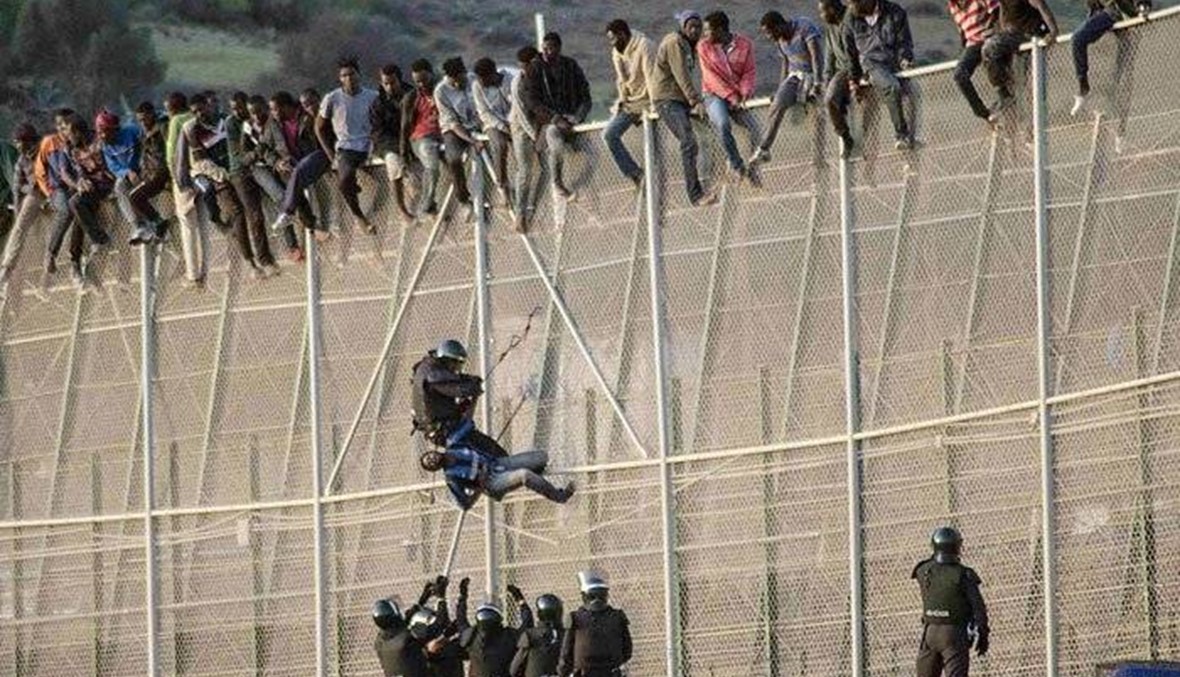 بأقل من أربعة أيام... 850 مهاجراً يقتحمون السياج بين أسبانيا والمغرب