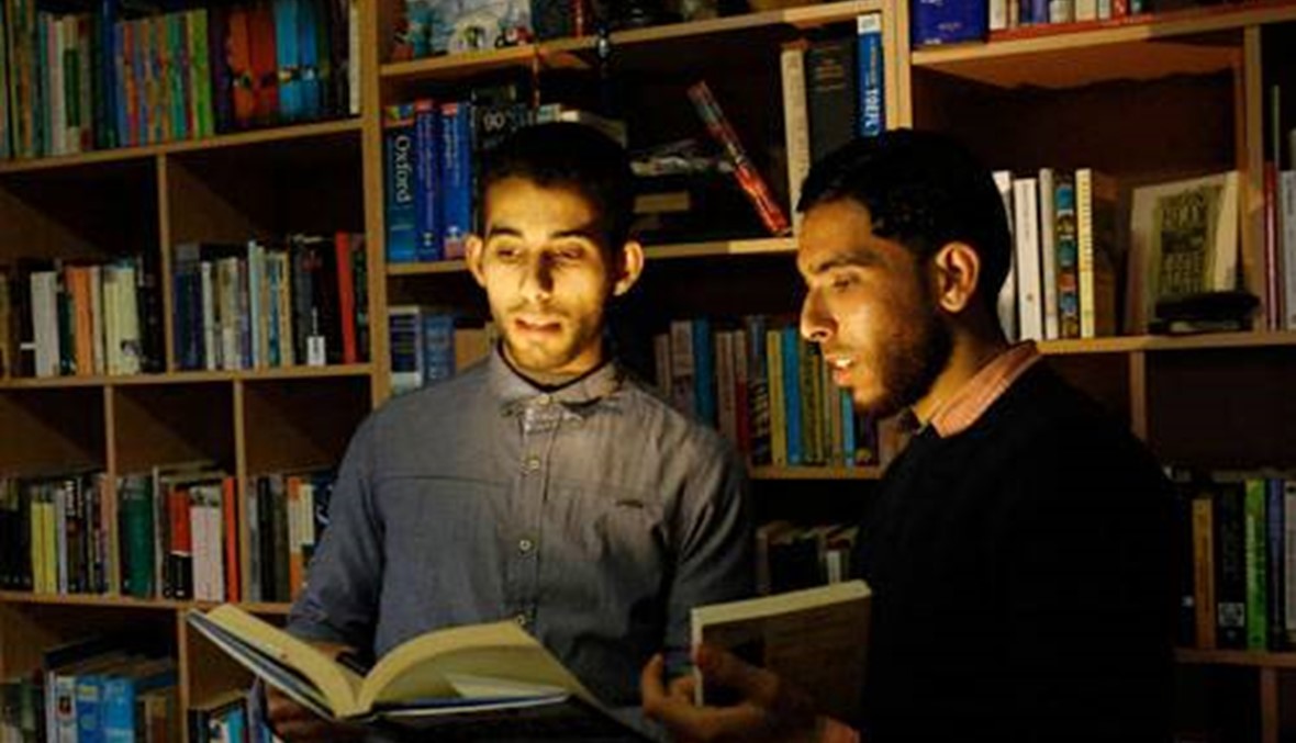 الكتب الإنكليزية نافذة شبابية  لرؤية العالم في قطاع غزة المعزول