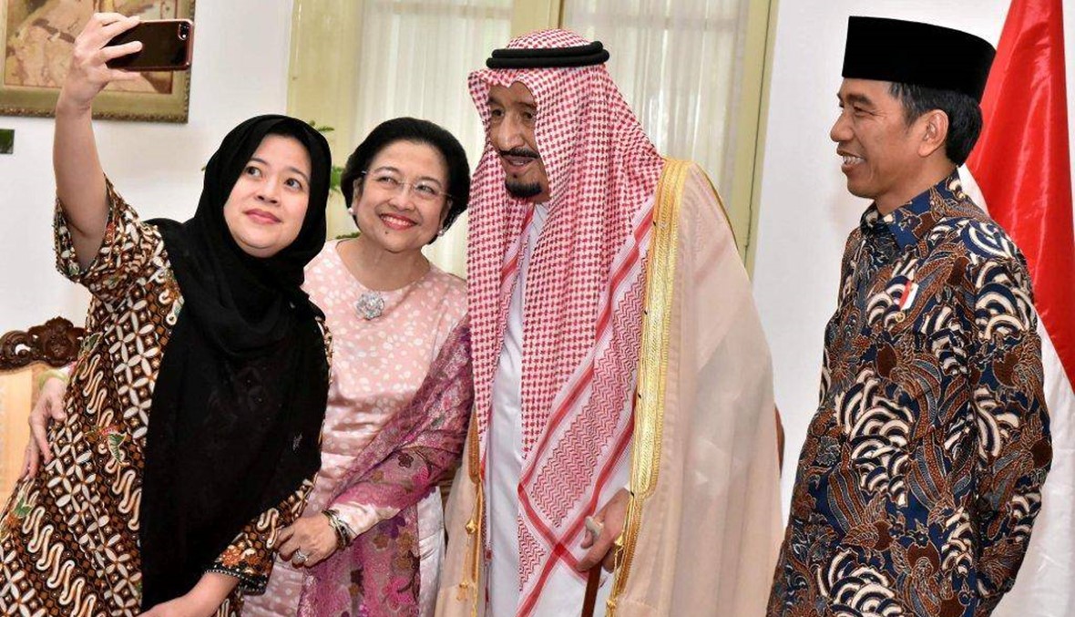 العاهل السعودي ينوّع "السيلفي" في جولته الآسيوية... "انا سعيد جدا بزيارتي"