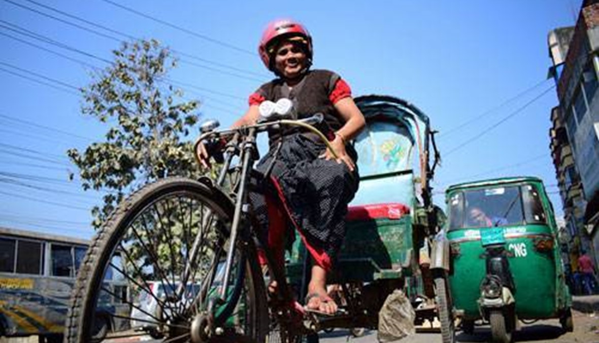 ياسمين أول امرأة تتحدى التقاليد وتقود دراجة هوائية لنقل الركاب في بنغلادش
