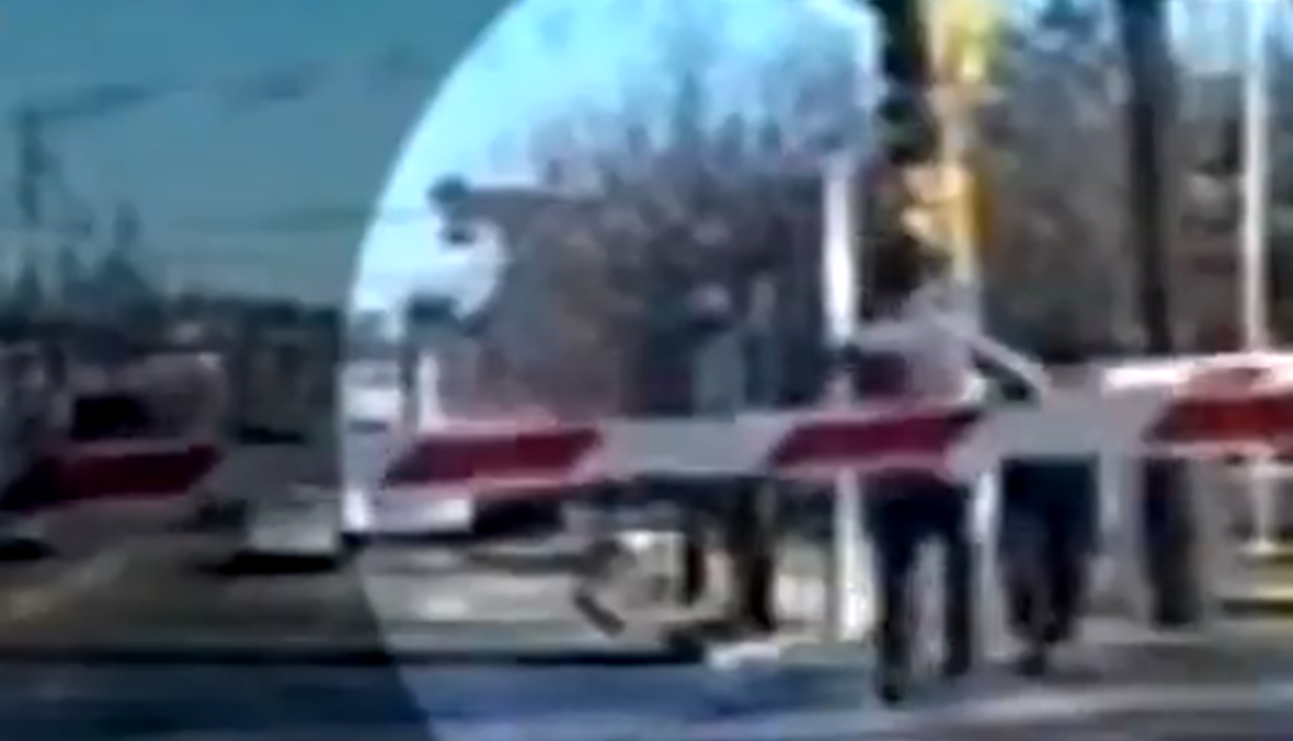 بالفيديو- لحظة انقاذ امرأة مسنّة من دهس قطار