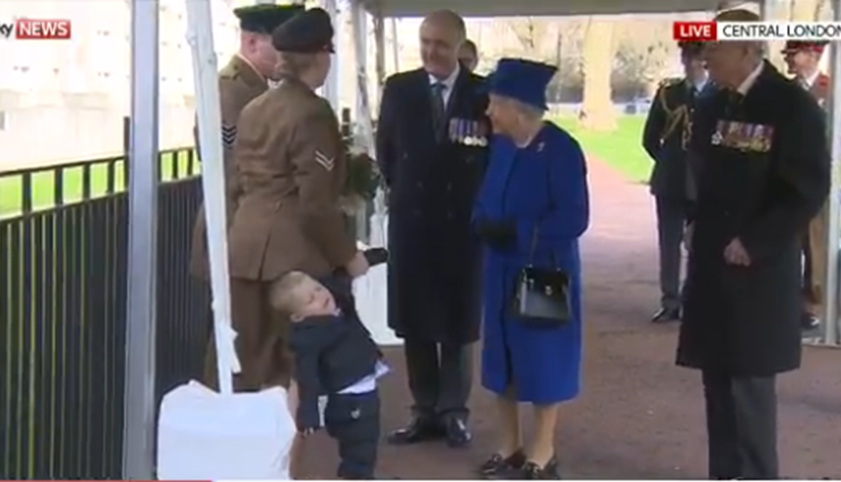 طفل يبكي أمام الملكة اليزابيث... هذا ليس مكانه! (فيديو)
