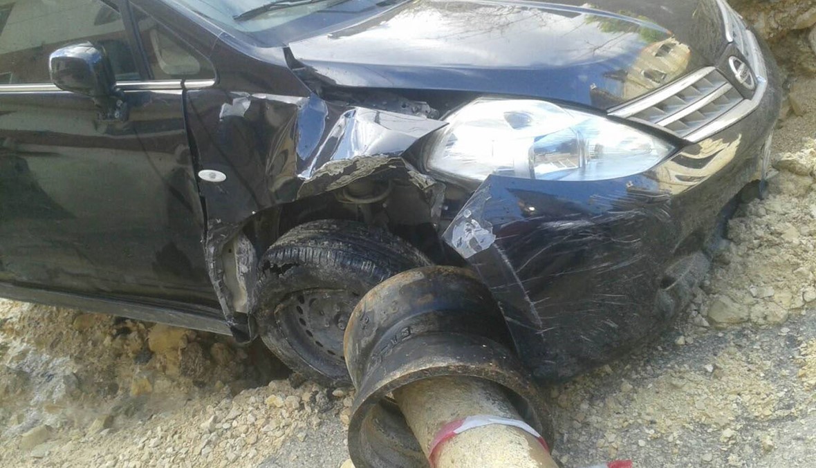 سيارة تسقط بحفرة "هائلة" في الشويفات وشكاوى لـ"النهار" من بطء التزفيت (صور)