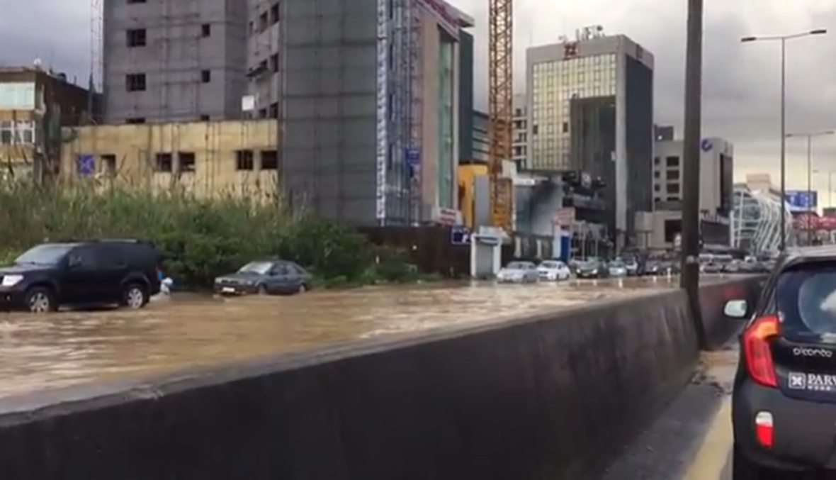 "فضيحة" الطرق اللبنانية... "طوفان" يُغرق الشوارع والسيارات! (فيديو)