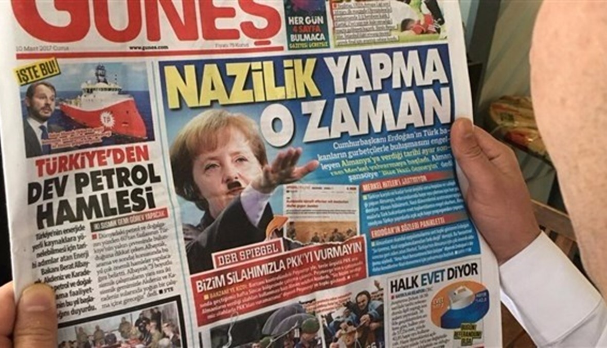 ميركل بشاربين على غرار هتلر... الأزمة التركية- الألمانية تتصاعد! (صور)