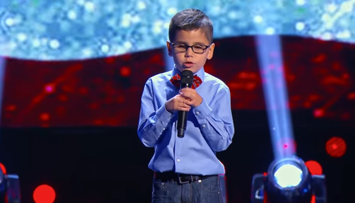 فيديو مؤثر... طفل يتحدث عن مرضه ويبهر الجمهور بصوته