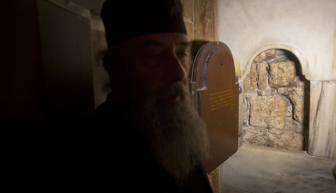 بالصور والفيديو - بعد أشهر من الترميم ... فتح موقع قبر المسيح في القدس أمام الزوار