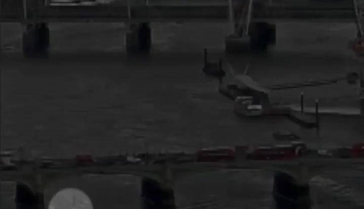 بالفيديو - لحظة الاعتداء في بريطانيا... سقطت من أعلى الجسر