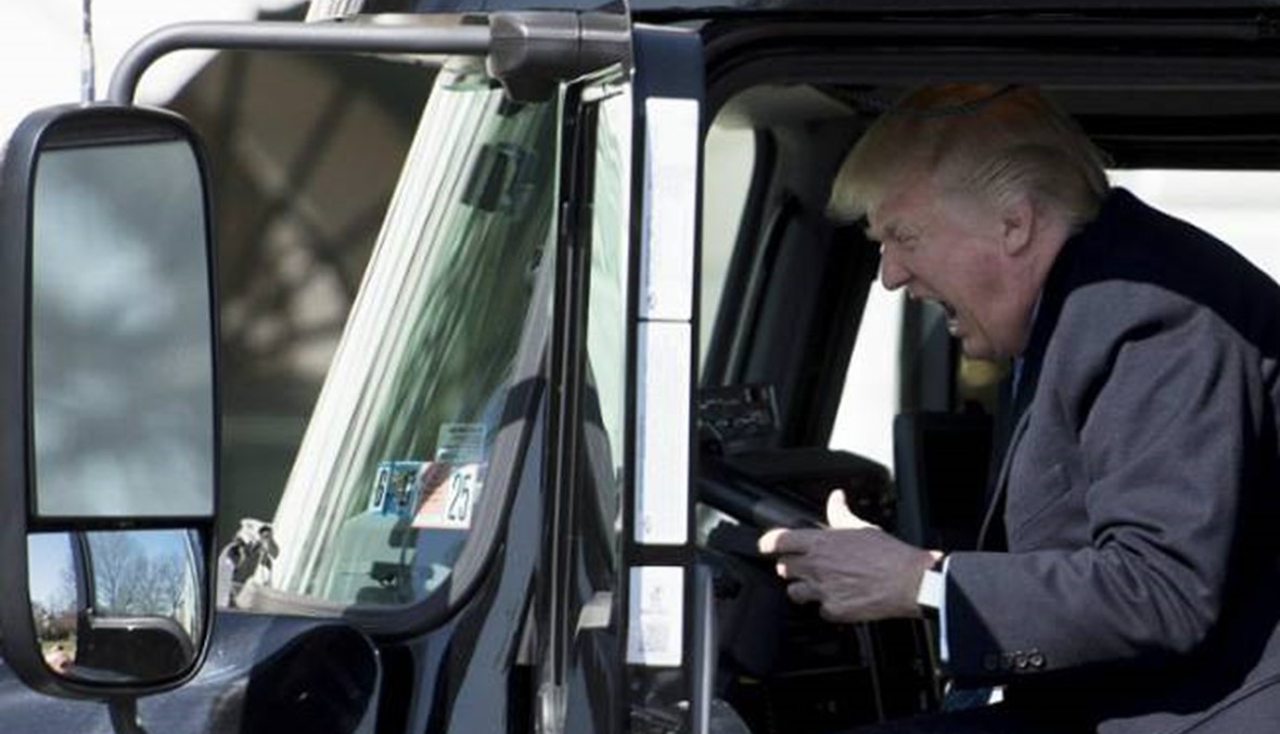 ترامب يجلس وراء مقود شاحنة ثقيلة داخل حرم البيت الابيض