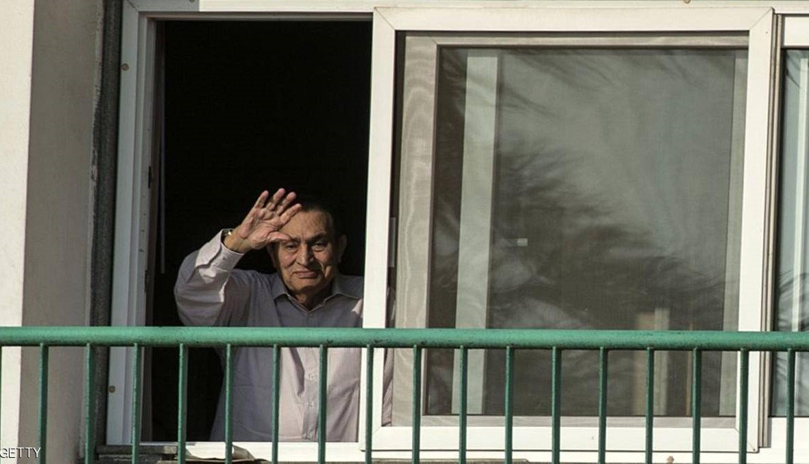 حسني مبارك يتناول "فول وطعمية" مع أسرته في المنزل