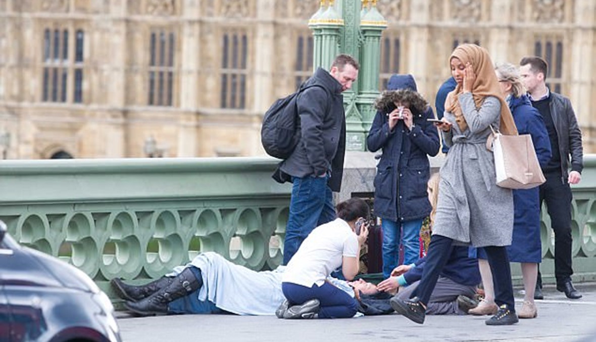 حقيقة صورة الفتاة المحجّبة في هجوم لندن... لم تكن تنظر إلى هاتفها!