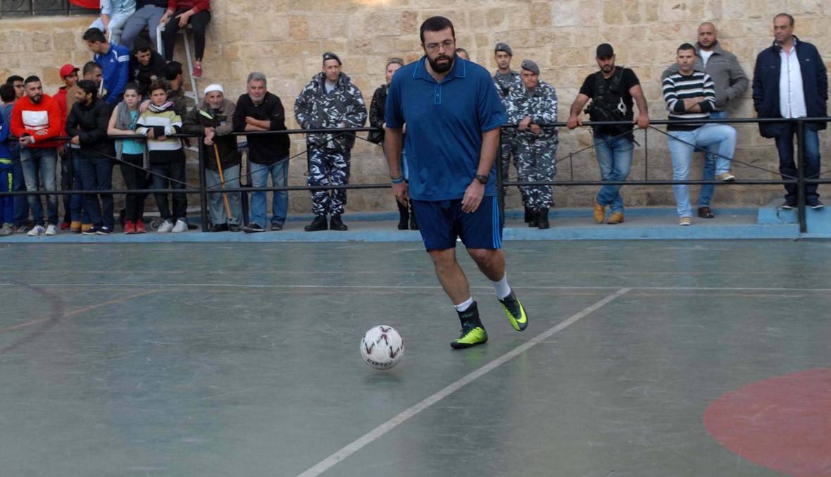 أحمد الحريري يلعب "الفوتبول" (صور)