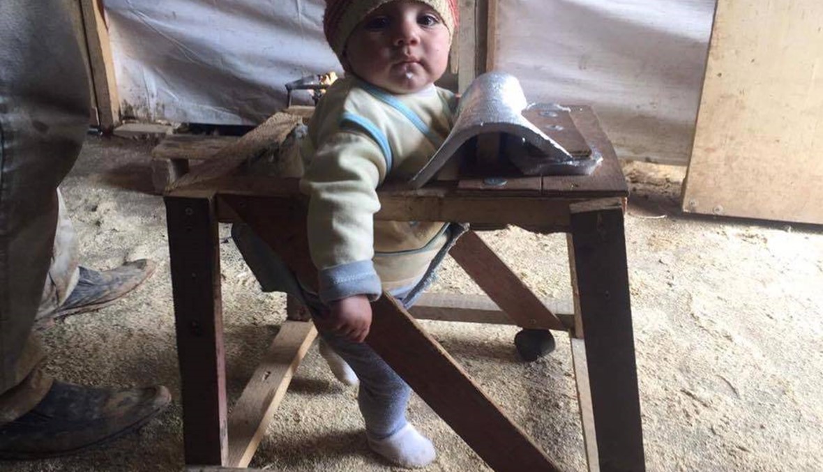 لئلّا يحرمه طفولته... لاجئ سوري يصنع ما عجز عن دفع ثمنه