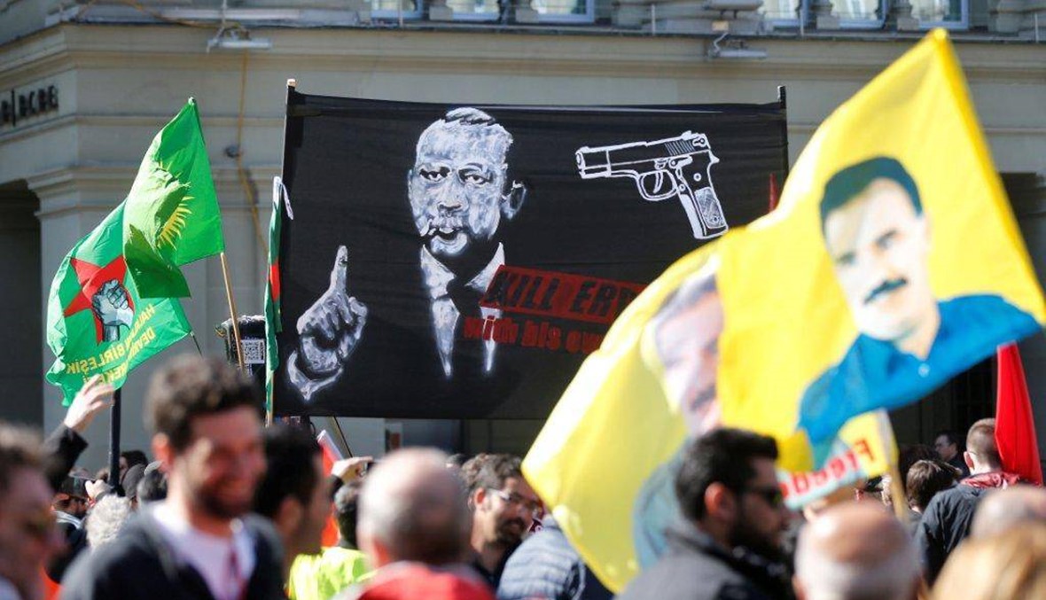 لافتة "اقتلوا اردوغان بأسلحته" تحرّك القضاء السويسري... تظاهرة برن "لم تحترم الشروط"